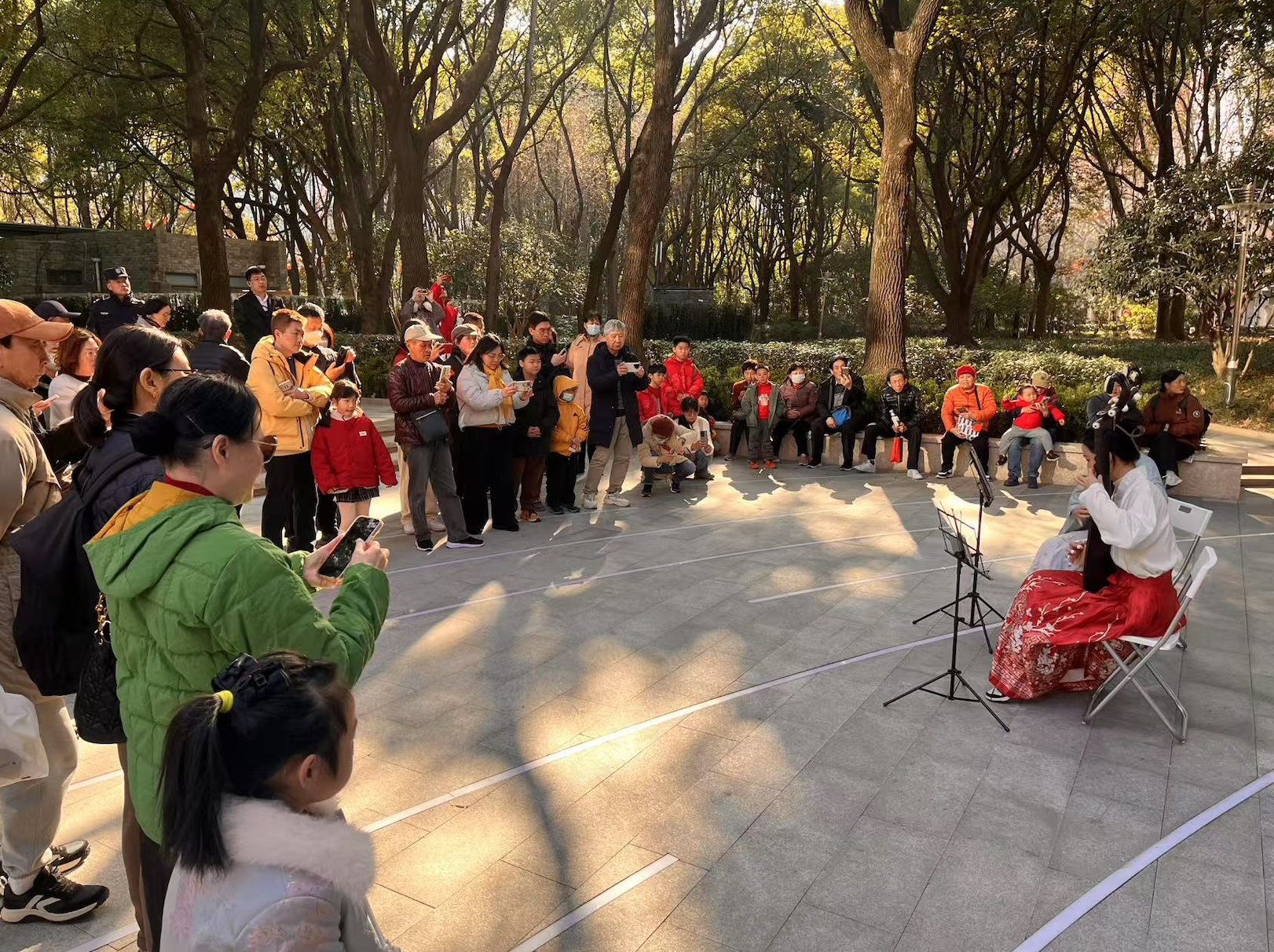 关于文化艺术活动丰富多彩，市民社交生活更加丰富的信息