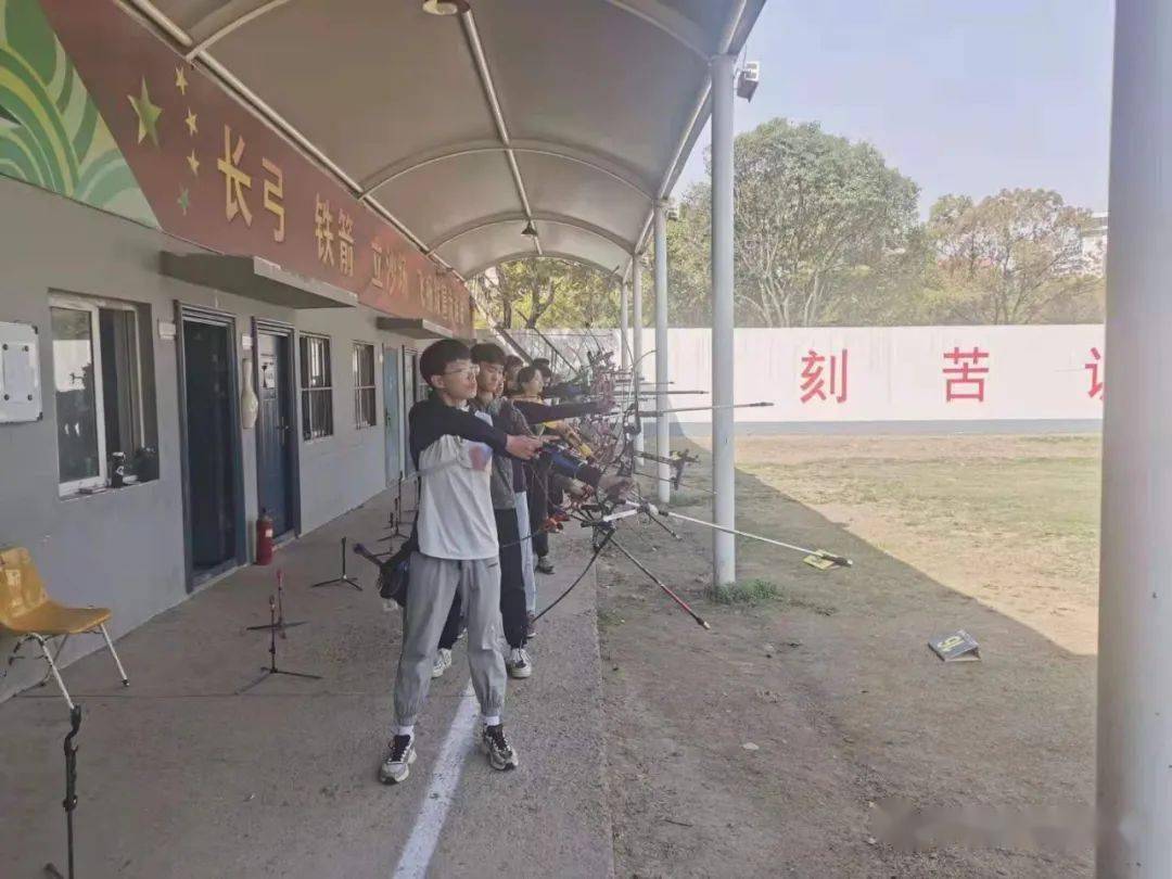 世俱杯参赛资格-包含瑞典选手全力以赴，赢得射箭比赛胜利的词条
