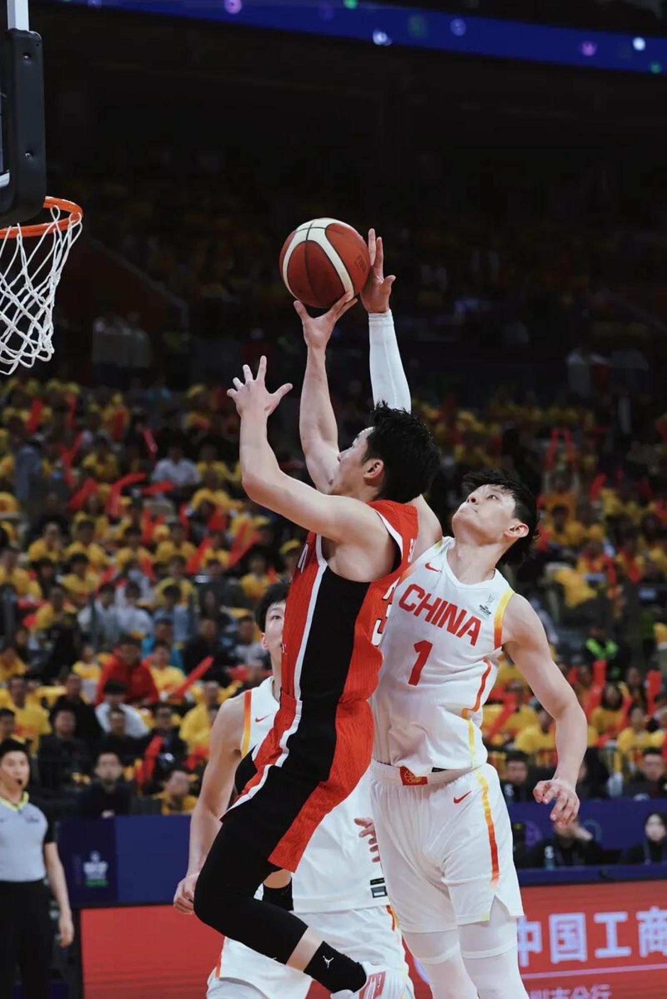 世俱杯决赛-深圳队大胜湖南男篮,一路领先赢得掌声