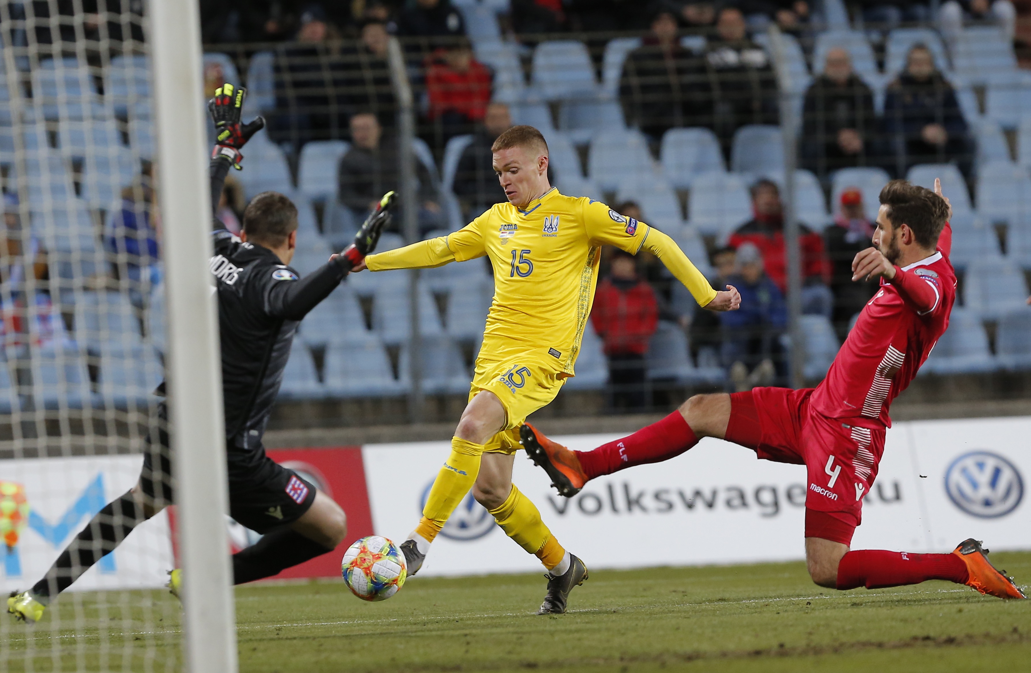 乌克兰队大胜赢面大增,小组赛屡屡取胜 乌克兰队大胜赢面大增,小组赛屡屡取胜