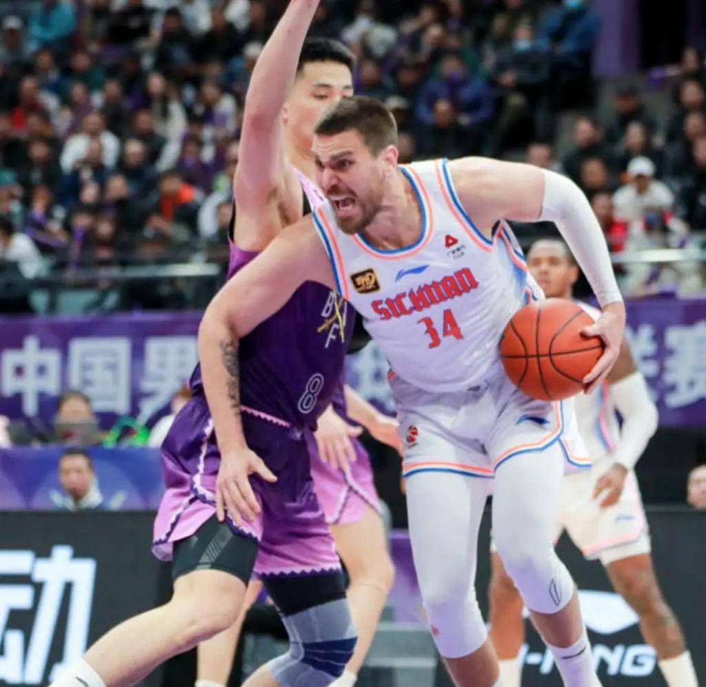 四川男篮与辽宁男篮在比赛中展开激烈角逐的简单介绍 四川男篮与辽宁男篮在比赛中展开激烈角逐的简单介绍