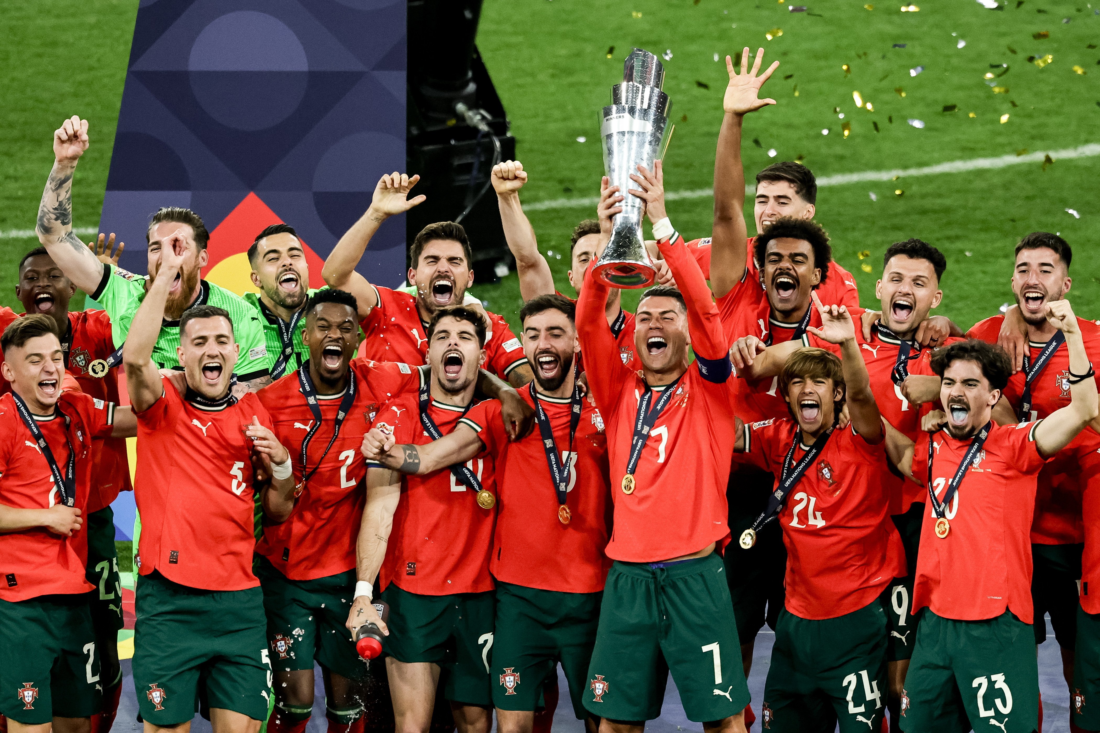 世俱杯参赛资格-欧国联赛事激战连连，球场上的角逐日益激烈的简单介绍