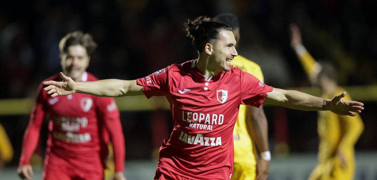 斯图加特球队在比赛中拼尽全力取得胜利的简单介绍 斯图加特球队在比赛中拼尽全力取得胜利的简单介绍