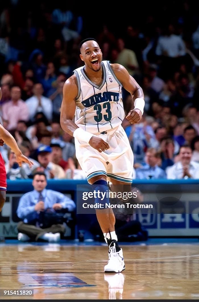 黄蜂队阵容变化带来积极改变,战术运作更为顺畅 黄蜂队阵容变化带来积极改变,战术运作更为顺畅