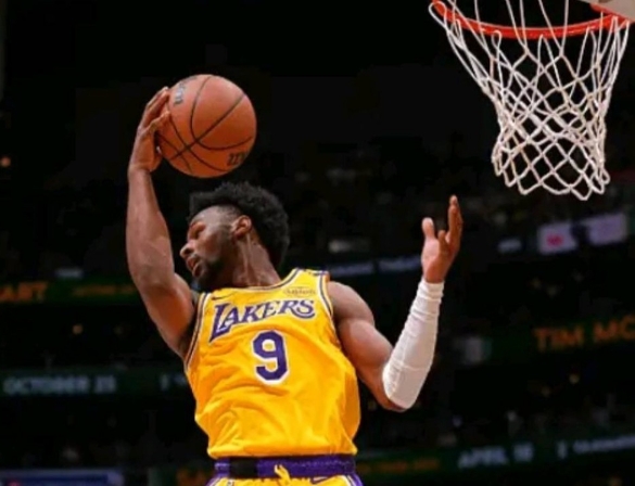 湖人客场击败活塞,追平分区榜首 湖人客场击败活塞,追平分区榜首