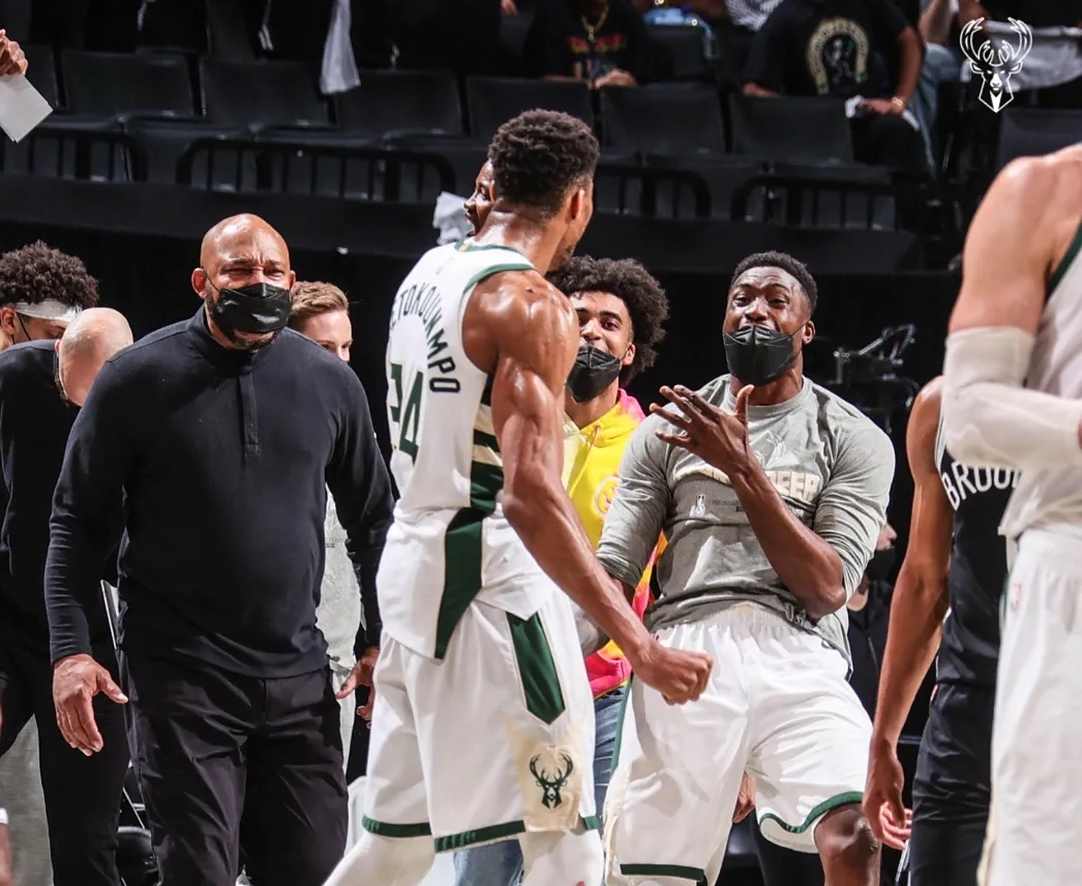 世俱杯决赛-包含篮网遭雄鹿淘汰,无缘东部决赛的词条