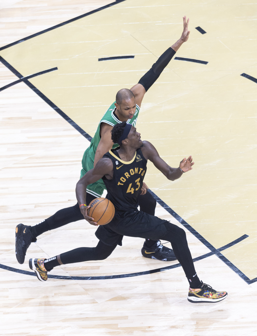 关于凯尔特人队在季后赛中力克猛龙队的信息