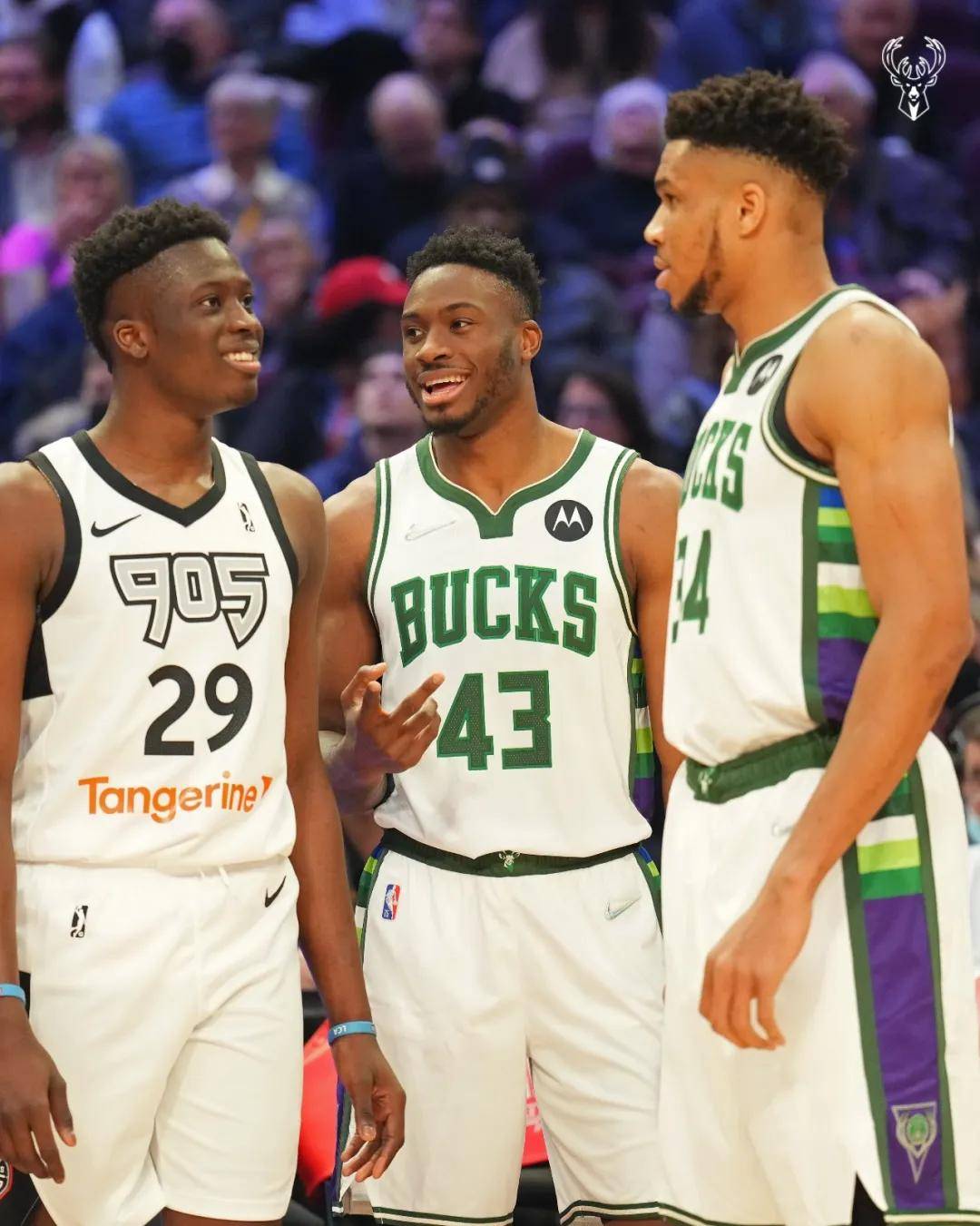 世俱杯改制-雄鹿主场击败快船，字母哥砍下三双领军取胜