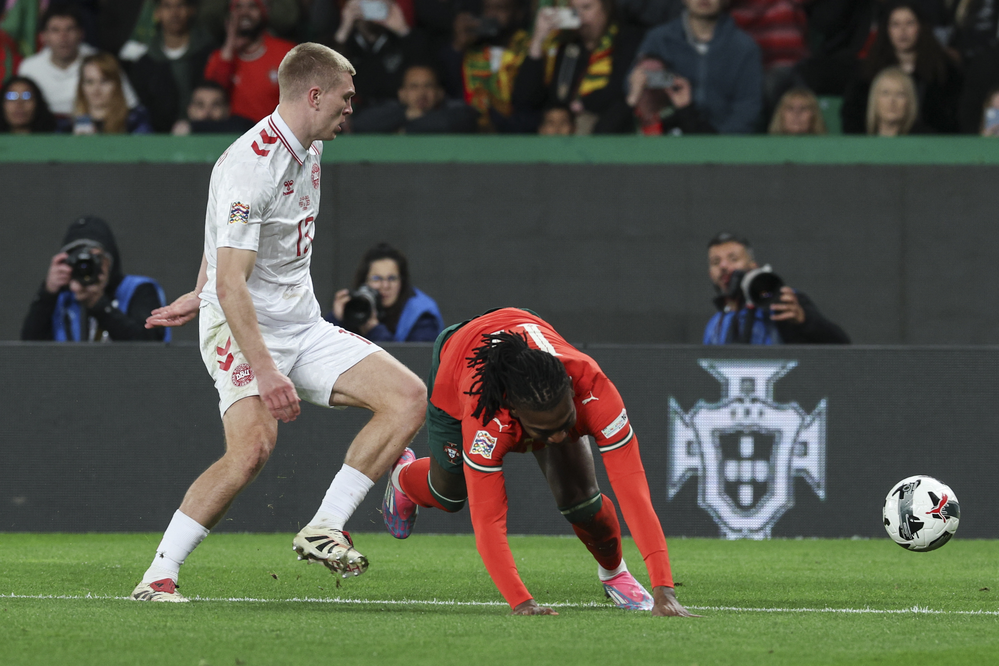 葡萄牙队击败冰岛晋级欧锦赛四强，荷兰惊险出局