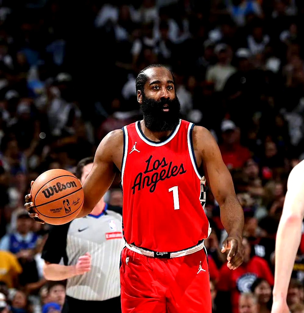 世俱杯参赛资格-篮球巨星状态神勇表现，助球队夺魁