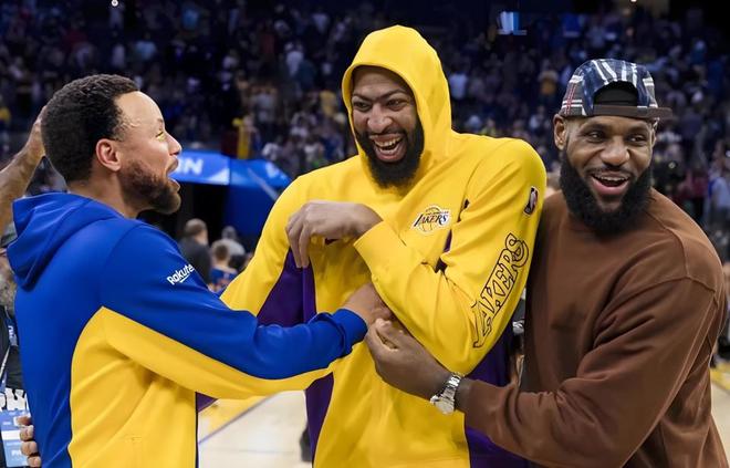 世俱杯时间-深圳队碾压雷霆，库里带队取胜的简单介绍