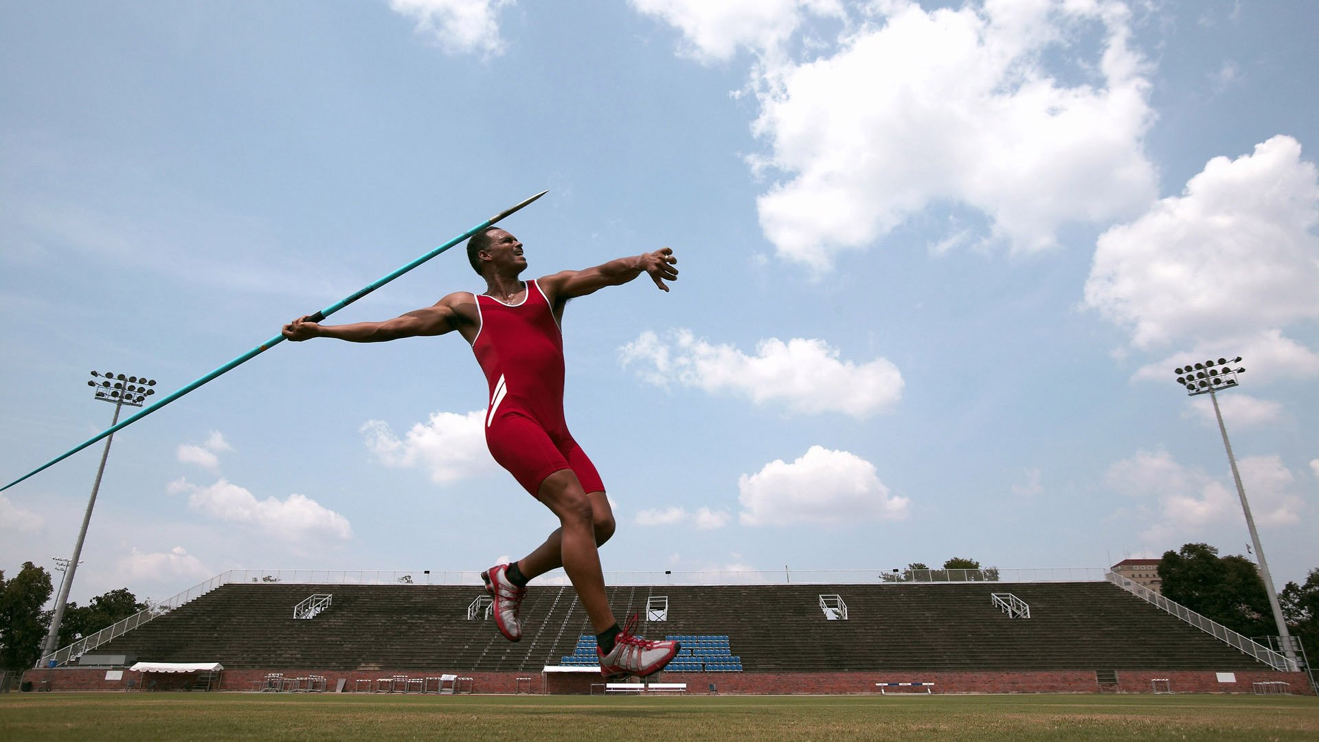 世俱杯参赛资格-逆袭之光，勒克莱尔点燃赛场，索伯车队逆转阿斯顿马丁